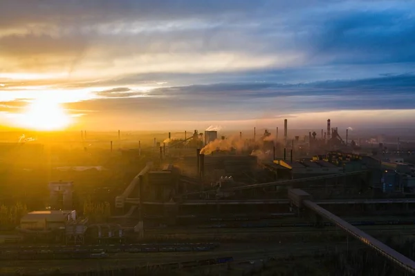 Industrielle Stahlwerke Eisenhüttenwerke Metallurgische Anlage Stahlwerk Schwerindustrie Europa Polen Dabrowa lizenzfreie Stockfotos