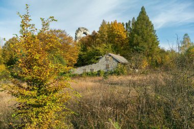 Büyük Pencere (ayrıca Büyük Pencere olarak da bilinir), Polonya 'nın Silezya eyaletinin Zawiercie ilçesinde, Kroczyce' de, Piaseczno 'da bulunan bir kireçtaşı kaya grubudur.