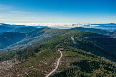 Szczyrk 'teki Silesia Beskid' deki Polonya dağları. Polonya 'da sonbaharda Skrzyczne tepesi, sonbahar mevsimi hava aracı görüntüsü