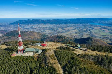 Szczyrk 'teki Silesia Beskid' deki Polonya dağları. Polonya 'da sonbaharda Skrzyczne tepesi, sonbahar mevsimi hava aracı görüntüsü