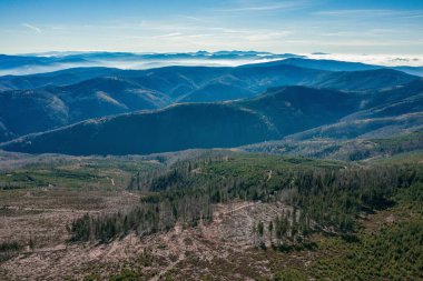Szczyrk 'teki Silesia Beskid' deki Polonya dağları. Polonya 'da sonbaharda Skrzyczne tepesi, sonbahar mevsimi hava aracı görüntüsü