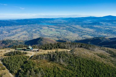 Szczyrk 'teki Silesia Beskid' deki Polonya dağları. Polonya 'da sonbaharda Skrzyczne tepesi, sonbahar mevsimi hava aracı görüntüsü