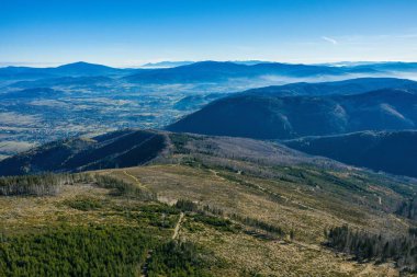 Szczyrk 'teki Silesia Beskid' deki Polonya dağları. Polonya 'da sonbaharda Skrzyczne tepesi, sonbahar mevsimi hava aracı görüntüsü