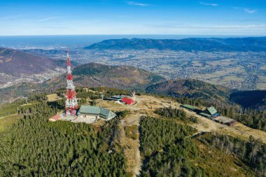 Szczyrk 'teki Silesia Beskid' deki Polonya dağları. Polonya 'da sonbaharda Skrzyczne tepesi, sonbahar mevsimi hava aracı görüntüsü