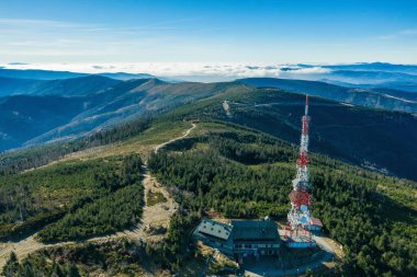 Szczyrk 'teki Silesia Beskid' deki Polonya dağları. Polonya 'da sonbaharda Skrzyczne tepesi, sonbahar mevsimi hava aracı görüntüsü