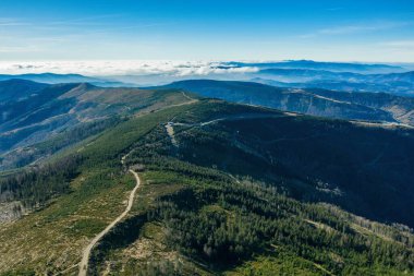 Szczyrk 'teki Silesia Beskid' deki Polonya dağları. Polonya 'da sonbaharda Skrzyczne tepesi, sonbahar mevsimi hava aracı görüntüsü