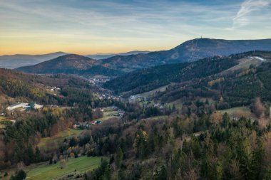 Szczyrk 'teki Silesia Beskid' deki Polonya dağları. Polonya 'da sonbaharda Skrzyczne tepesi, sonbahar mevsimi hava aracı görüntüsü