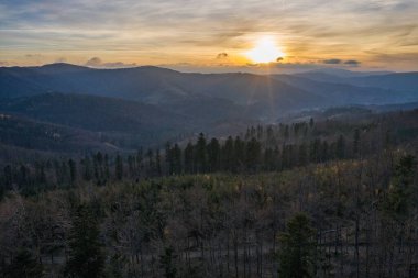 Szczyrk 'teki Silesia Beskid' deki Polonya dağları. Polonya 'da sonbaharda Skrzyczne tepesi, sonbahar mevsimi hava aracı görüntüsü