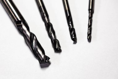 Matkap uçları özel aletler. 2 teeht kaplama karpit hassasiyeti, yüksek hız. Beyaz arka planda. Metal çeliği delmek cnc makinelerine dökmek.