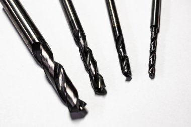 Matkap uçları özel aletler. 2 teeht kaplama karpit hassasiyeti, yüksek hız. Beyaz arka planda. Metal çeliği delmek cnc makinelerine dökmek.