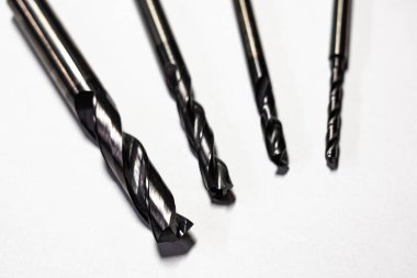 Matkap uçları özel aletler. 2 teeht kaplama karpit hassasiyeti, yüksek hız. Beyaz arka planda. Metal çeliği delmek cnc makinelerine dökmek.