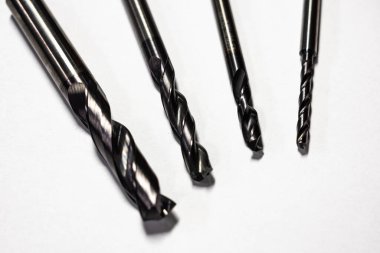 Matkap uçları özel aletler. 2 teeht kaplama karpit hassasiyeti, yüksek hız. Beyaz arka planda. Metal çeliği delmek cnc makinelerine dökmek.