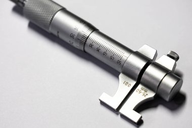 Bir mekanik fabrikasında yüksek hassasiyetli ölçüm aletleri, kalibre, mikrometre. Makine mühendisliği ve cnbc makinelerinde detayların kalite güvencesi için ölçüm aracı.