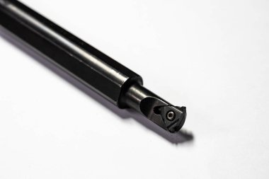 Kaplamalı karpit kesme aletleri, tıkırdatmak için mekanik olarak bağlanıyor. Tornayı metal torbaya koymak için gerekli ekipman. Metal kesme ekipmanları. cnc makineleri için araçlar.