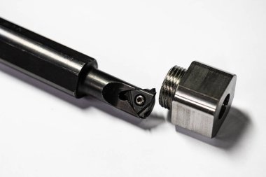 Kaplamalı karpit kesme aletleri, tıkırdatmak için mekanik olarak bağlanıyor. Tornayı metal torbaya koymak için gerekli ekipman. Metal kesme ekipmanları. cnc makineleri için araçlar.