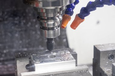 Metal çalışan CNC soğutuculu değirmen makinesi. Adam başı bir parça alüminyum. Cnc makinesinde endüstriyel metalcilik kesme işlemi.