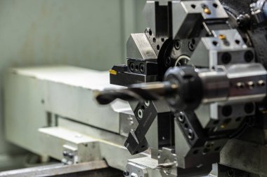 Cnc makinesi. CNC torna makinesi ya da dönme makinesi. Araç gereçlerle sayısal kontrol makinesini döndürmek ve fuck fot otomotiv.