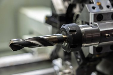 Cnc makinesi. CNC torna makinesi ya da dönme makinesi. Araç gereçlerle sayısal kontrol makinesini döndürmek ve fuck fot otomotiv.