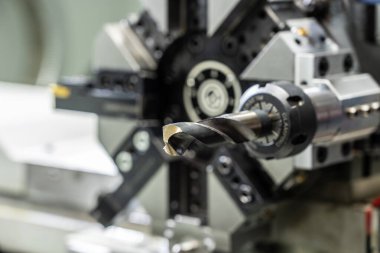 Cnc makinesi. CNC torna makinesi ya da dönme makinesi. Araç gereçlerle sayısal kontrol makinesini döndürmek ve fuck fot otomotiv.