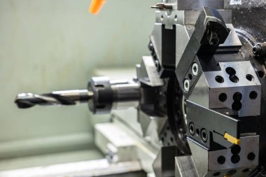 Cnc makinesi. CNC torna makinesi ya da dönme makinesi. Araç gereçlerle sayısal kontrol makinesini döndürmek ve fuck fot otomotiv.