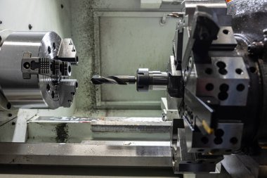 Cnc makinesi. CNC torna makinesi ya da dönme makinesi. Araç gereçlerle sayısal kontrol makinesini döndürmek ve fuck fot otomotiv.