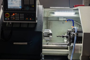 Cnc makinesi. CNC torna makinesi ya da dönme makinesi. Araç gereçlerle sayısal kontrol makinesini döndürmek ve fuck fot otomotiv.
