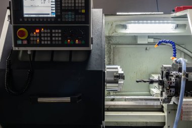 Cnc makinesi. CNC torna makinesi ya da dönme makinesi. Araç gereçlerle sayısal kontrol makinesini döndürmek ve fuck fot otomotiv.