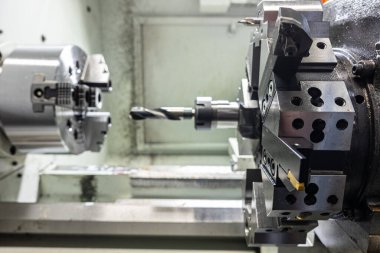Cnc makinesi. CNC torna makinesi ya da dönme makinesi. Araç gereçlerle sayısal kontrol makinesini döndürmek ve fuck fot otomotiv.