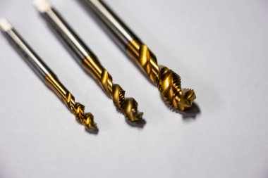 Cnc makinelerindeki metallere dokunun. Metal işleme aracı. Dönme ve değirmen makinesi.