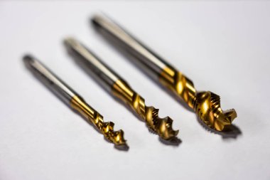 Cnc makinelerindeki metallere dokunun. Metal işleme aracı. Dönme ve değirmen makinesi.