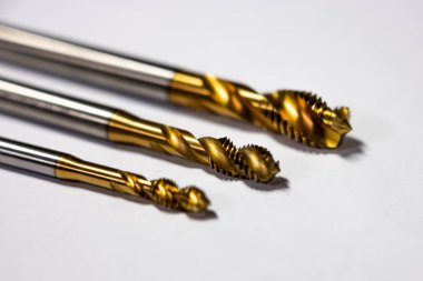 Cnc makinelerindeki metallere dokunun. Metal işleme aracı. Dönme ve değirmen makinesi.