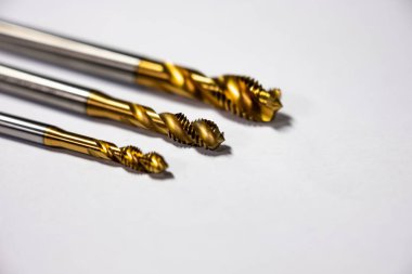 Cnc makinelerindeki metallere dokunun. Metal işleme aracı. Dönme ve değirmen makinesi.