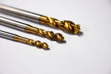 Cnc makinelerindeki metallere dokunun. Metal işleme aracı. Dönme ve değirmen makinesi.