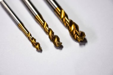 Cnc makinelerindeki metallere dokunun. Metal işleme aracı. Dönme ve değirmen makinesi.