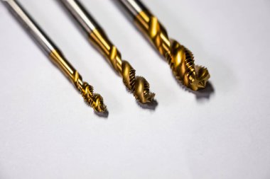 Cnc makinelerindeki metallere dokunun. Metal işleme aracı. Dönme ve değirmen makinesi.