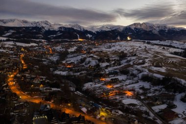 Zakopane 'deki Polonya dağları Tatry. Polonya 'da kış zamanı gece Zakopane kenti. Tatry dağlarındaki gece sahnesi. Hava aracı görüntüsü.