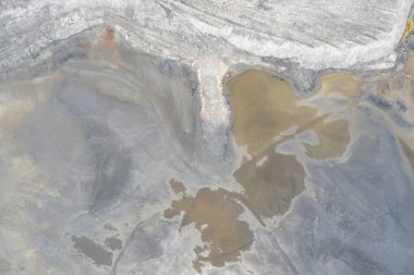 Endüstriyel kömür madeni, Polonya 'daki soyut sansür tankım. Endüstriyel göl insansız hava aracı fotoğraf görüntüsü 