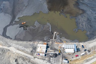 Endüstriyel kömür madeni, Polonya 'daki soyut sansür tankım. Endüstriyel göl insansız hava aracı fotoğraf görüntüsü 