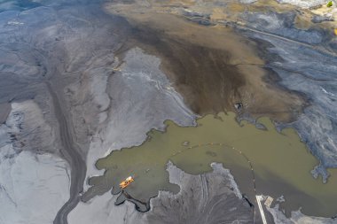Endüstriyel kömür madeni, Polonya 'daki soyut sansür tankım. Endüstriyel göl insansız hava aracı fotoğraf görüntüsü 