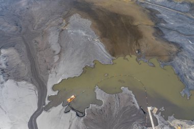 Endüstriyel kömür madeni, Polonya 'daki soyut sansür tankım. Endüstriyel göl insansız hava aracı fotoğraf görüntüsü 