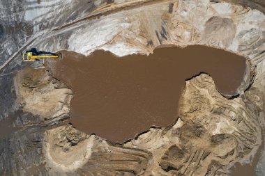 Sarı kazıcı kazıcı çalışıyor. Kazıcı kumu kazıyor, sudan toprak kazıyor. Endüstriyel hava aracı fotoğraf görüntüsü