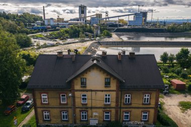 Polonya 'da kömür madeni. Benimki Janina, Libiaz 'da. Polonya 'daki sanayi sanayi sansür tankım. Endüstriyel göl insansız hava aracı fotoğraf görüntüsü  