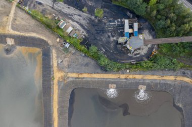Endüstriyel kömür madeni, Polonya 'daki soyut sansür tankım. Endüstriyel göl insansız hava aracı fotoğraf görüntüsü 