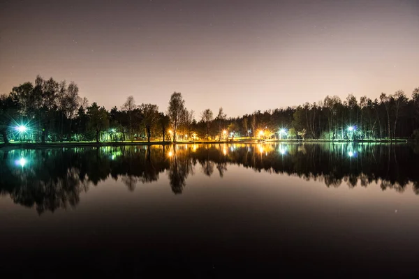 Parque Noturno Céu Noturno Com Estrelas Parque Lago Cidade Com — Fotografia de Stock