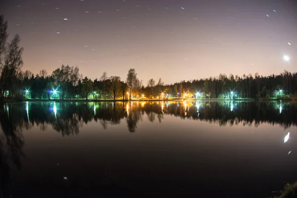 Nocny Park Wieczorne Niebo Gwiazdami Park Miejskim Jeziorze Odbiciami Wodzie — Zdjęcie stockowe