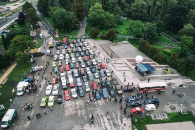 Eski arabaların rallisi, Polonya 'da klasik renkli eski arabaların hava aracı görüntüsü