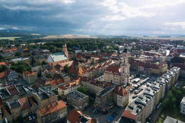 Yemek kamyonu mitingi, glukoz partisinin hava aracı görüntüsünde fast food.