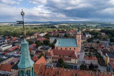 Yemek kamyonu mitingi, glukoz partisinin hava aracı görüntüsünde fast food.