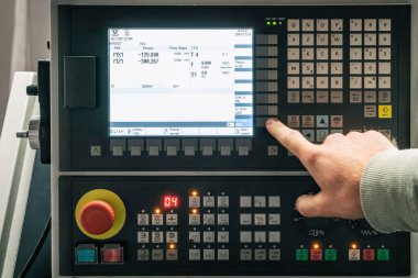Cnc makine masaüstü programlama. CNC torna makinesi ya da dönme makinesi. Araç gereçlerle sayısal kontrol makinesini döndürmek ve fuck fot otomotiv