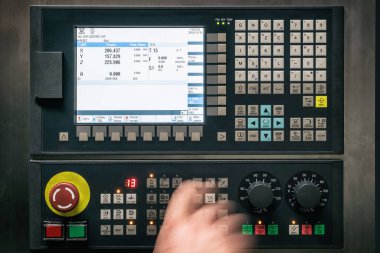 Masaüstü programlama Metal Çalışan CNC soğutuculu değirmen makinesi. Adam başı bir parça alüminyum. Cnc makinesinde endüstriyel metalcilik kesme işlemi.